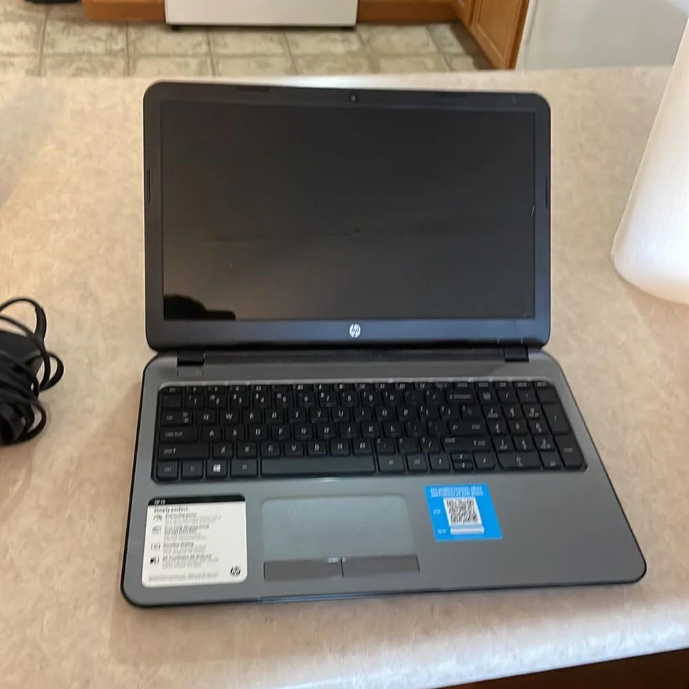 HP laptop. Works great, comes with charger. Just been collecting dust!